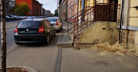 Kobieta przewróciła się na chodniku. Miasto ma zapłacić 310 tys. zł