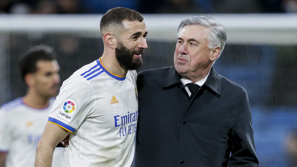 Karim Benzema (z lewej) i Carlo Ancelotti