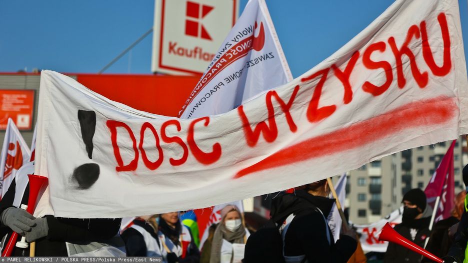 Protest pracownik�w Kauflandu
11.01.2022 WROCLAW  PROTEST ZWIAZKOW ZAWODOWYCH ZE SKLEPOF FIRMY KAUFLAND  PROTEST ZWIAZKI ZAWODOWE PROTEST PLACE  GAZETA WROCLAWSKA  PAWEL RELIKOWSKI / POLSKA PRESS
PAWEL RELIKOWSKI / POLSKA PRESS