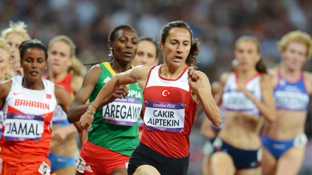 Asli Cakir Alptekin i inne uczestniczki finału na 1500 m na igrzyskach w Londynie