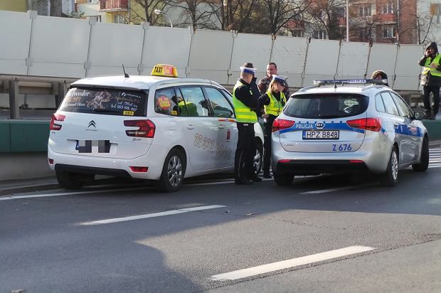 Policja szuka kierowcy taksówki. Jechał z pasażerami 