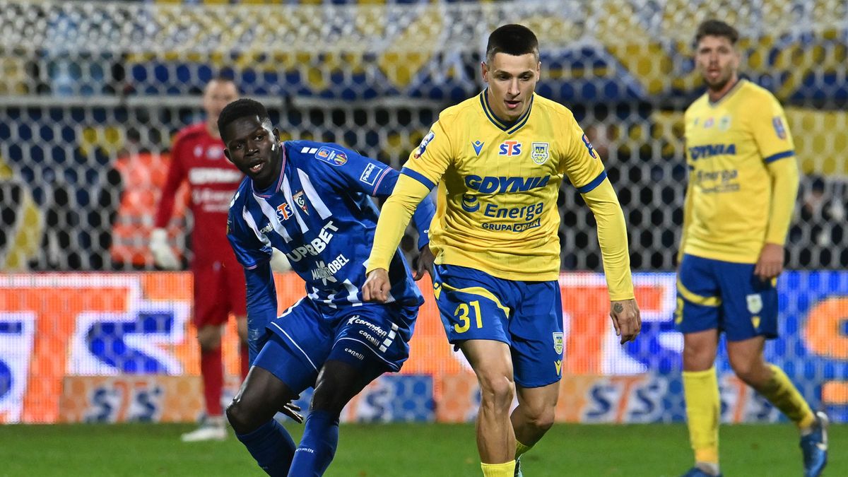 PAP / Marcin Gadomski / Zawodnik Arki Gdynia Nazarij Rusyn (C) i Ousmane Sow (L) z Górnika Zabrze podczas meczu 1/16 finału piłkarskiego Pucharu Polski