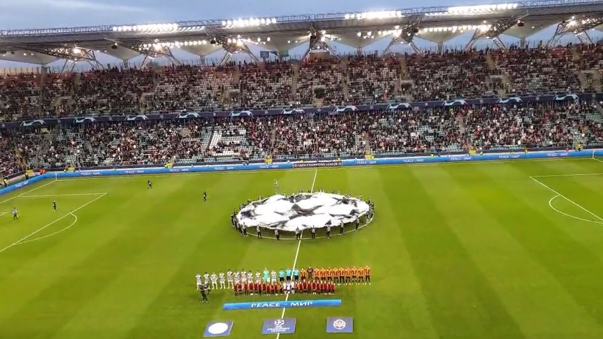 stadion Legii podczas hymnu Ligi Mistrzów