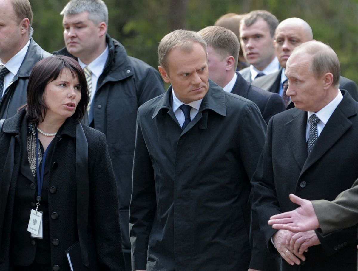 Wizyta Donalda Tuska w Katyniu w 2010 roku. Magdalena Fitas obok ówczesnego premiera