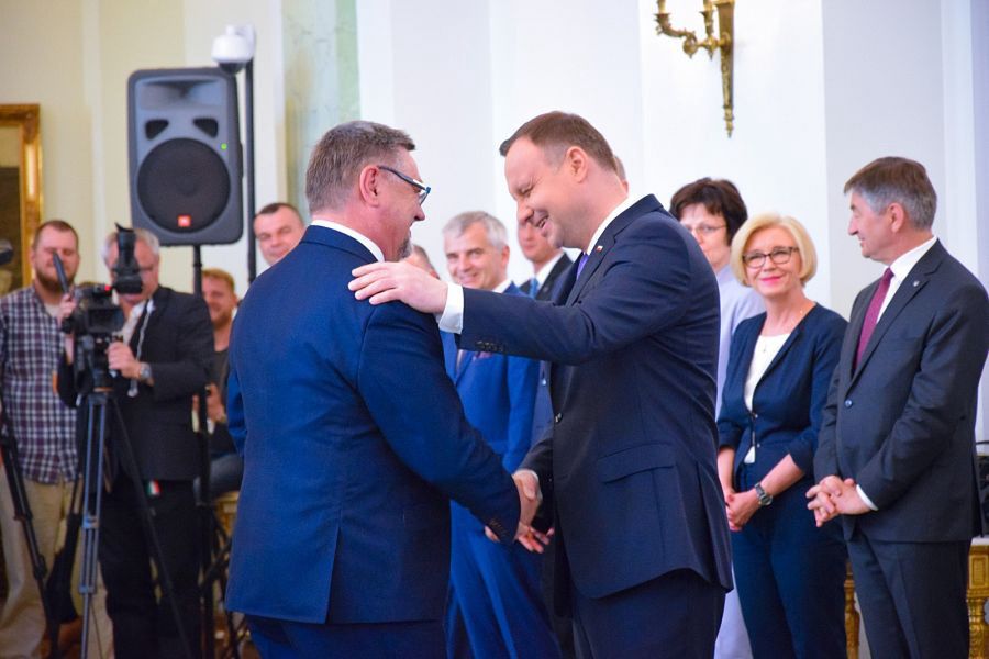 Prezydent RP Andrzej Duda wręcza Srebrny Krzyż Zasługi Andrzejowi Dudzie, burmistrzowi Kolna