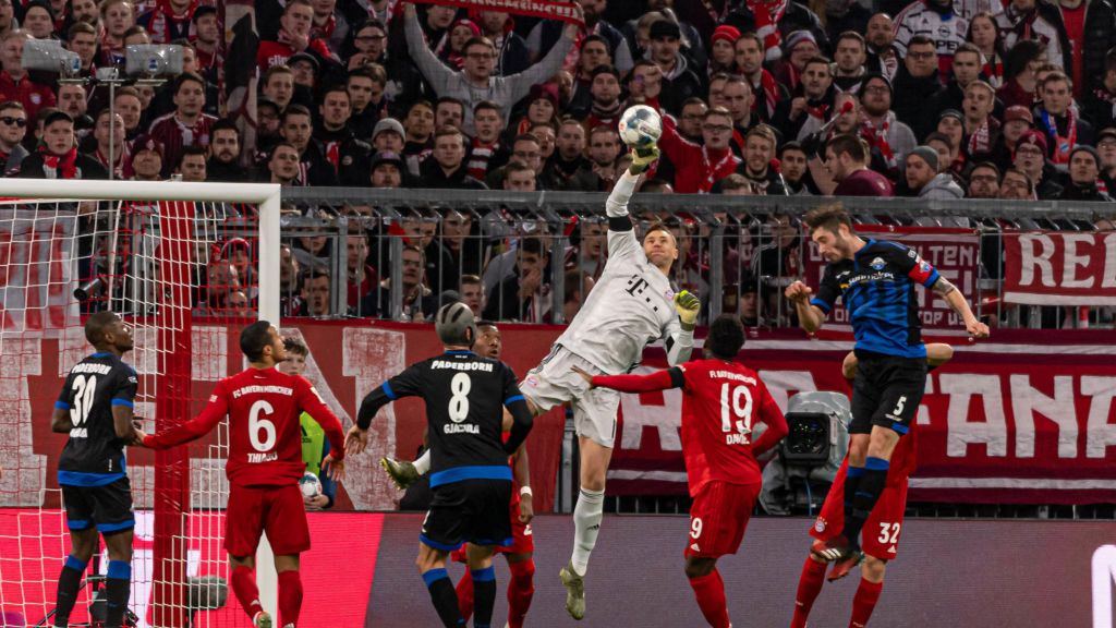 Zdjęcie okładkowe artykułu: Getty Images /  TF-Images / Na zdjęciu: Manuel Neuer interweniujący w meczu Bayern - SC Padeborn