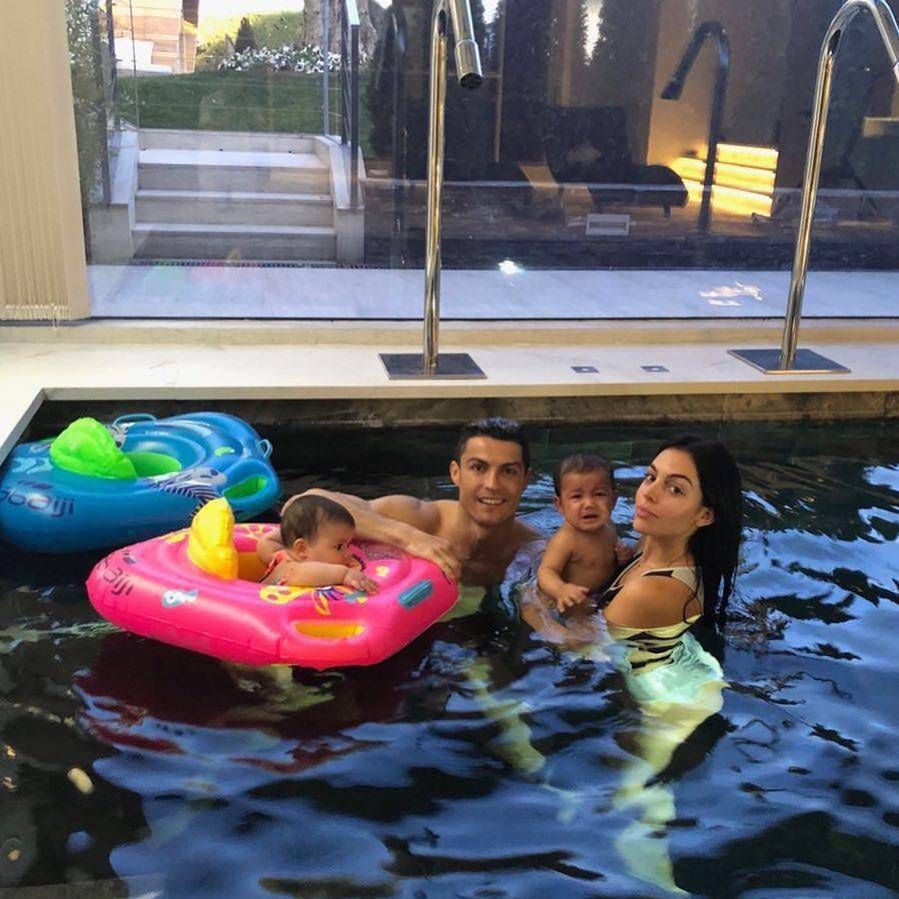 Cristiano Ronaldo z rodziną w basenie