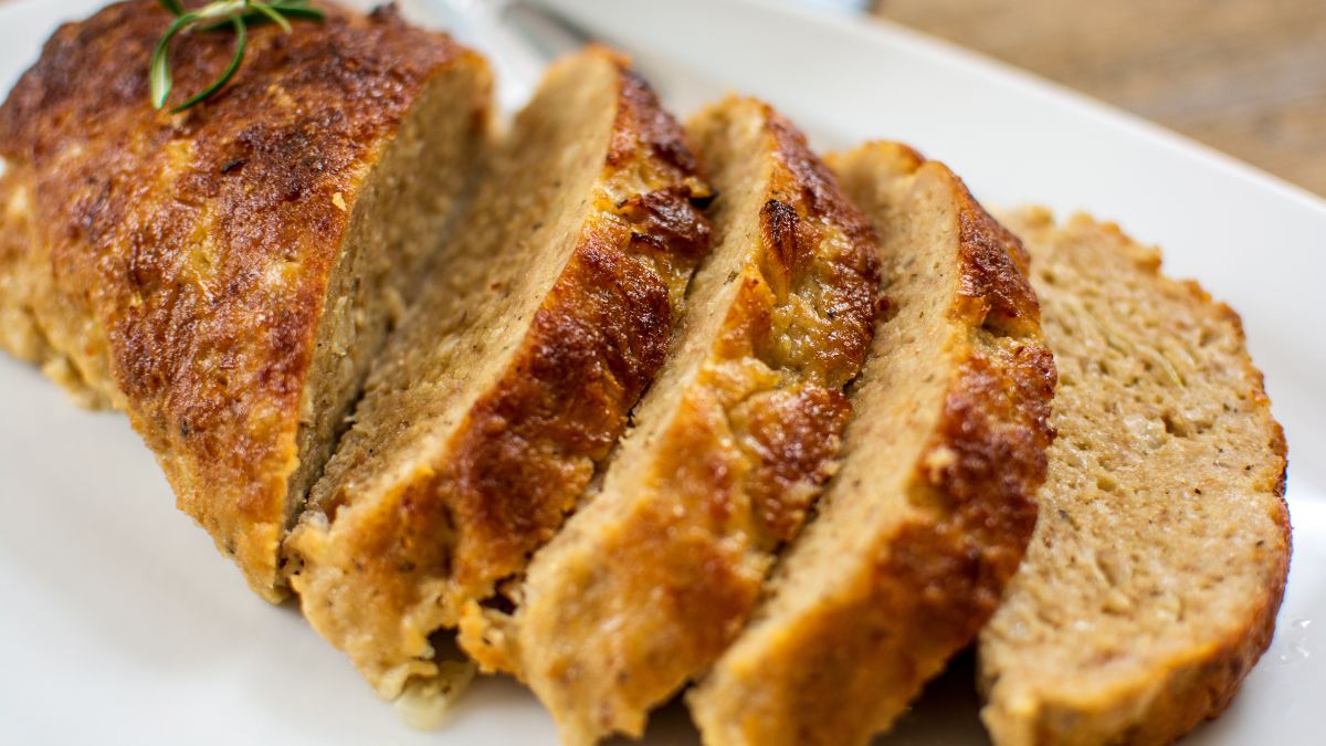 Pieczeń z mięsa mielonego można podawać na ciepło i na zimno