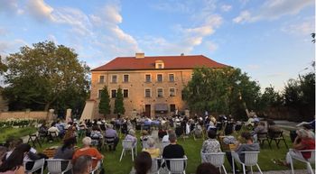 Wieczór pełen światła, ceramiki i pszczelej poezji. Poruszająca wystawa i koncert w Ogrodach Lubrańskiego