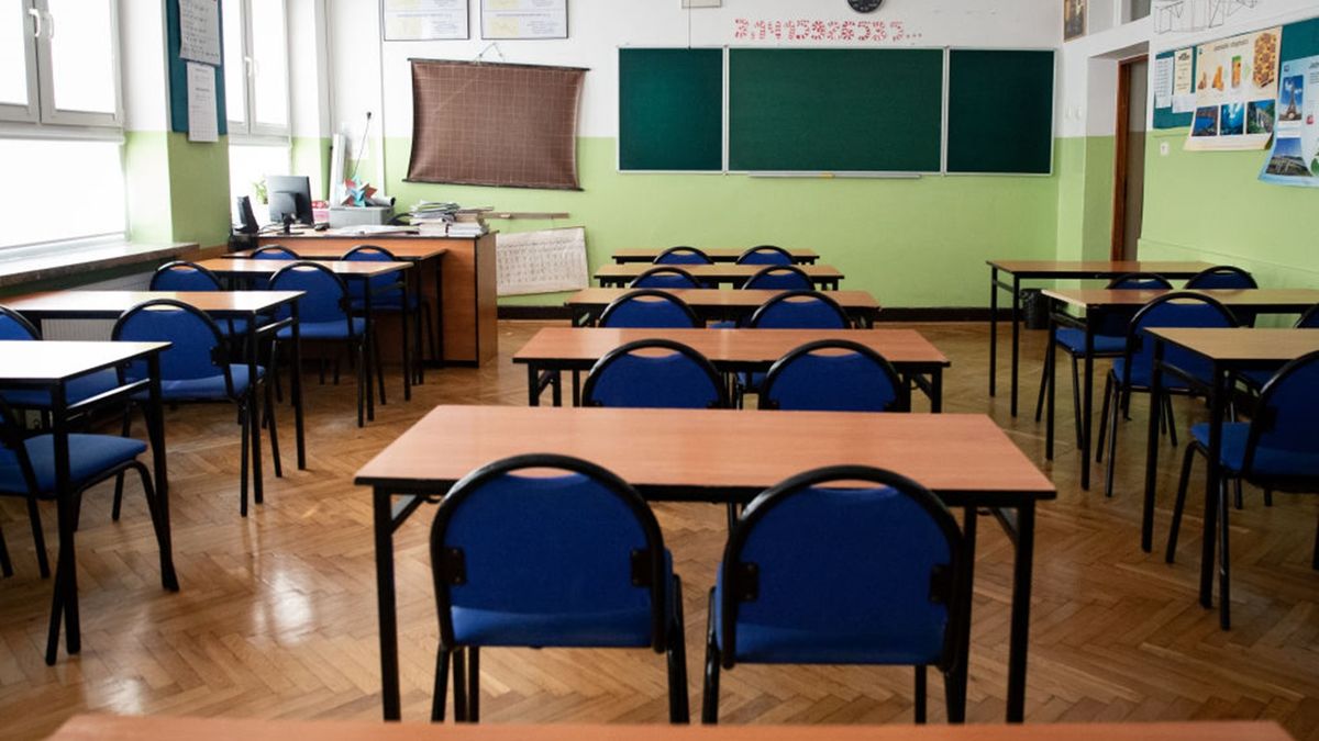 Nauczyciel warszawskiej szkoły chce wykluczenia dwóch kandydatur na patrona szkoły
