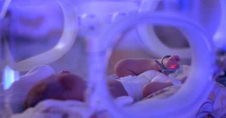 Koronawirus powodem śmierci młodej mamy po porodzie. Walka o życie dziecka