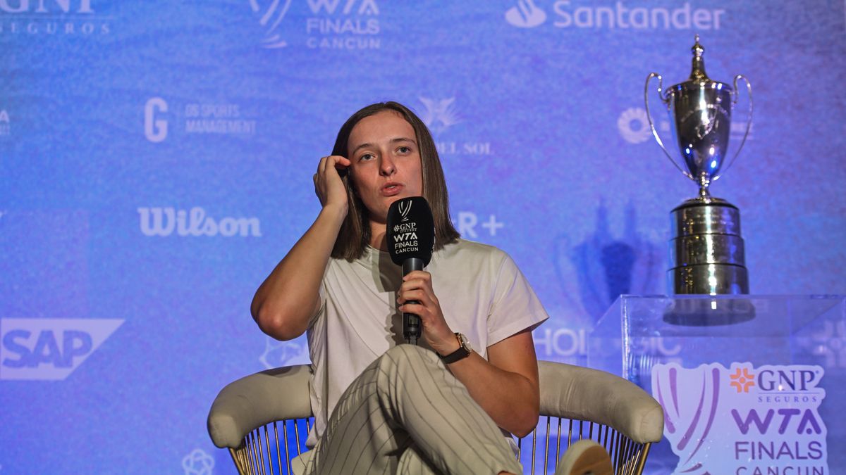 CANCUN, MEXICO - NOVEMBER 6 
Iga Swiatek of Poland during a press conference after she wins against Jessica Pegula of the USA during the final of GNP Seguros WTA Finals Cancun 2023, part of the Hologic WTA Tour, on November 6, 2023, in Cancun, Quintana Roo, Mexico. (Photo by Artur Widak/NurPhoto via Getty Images)