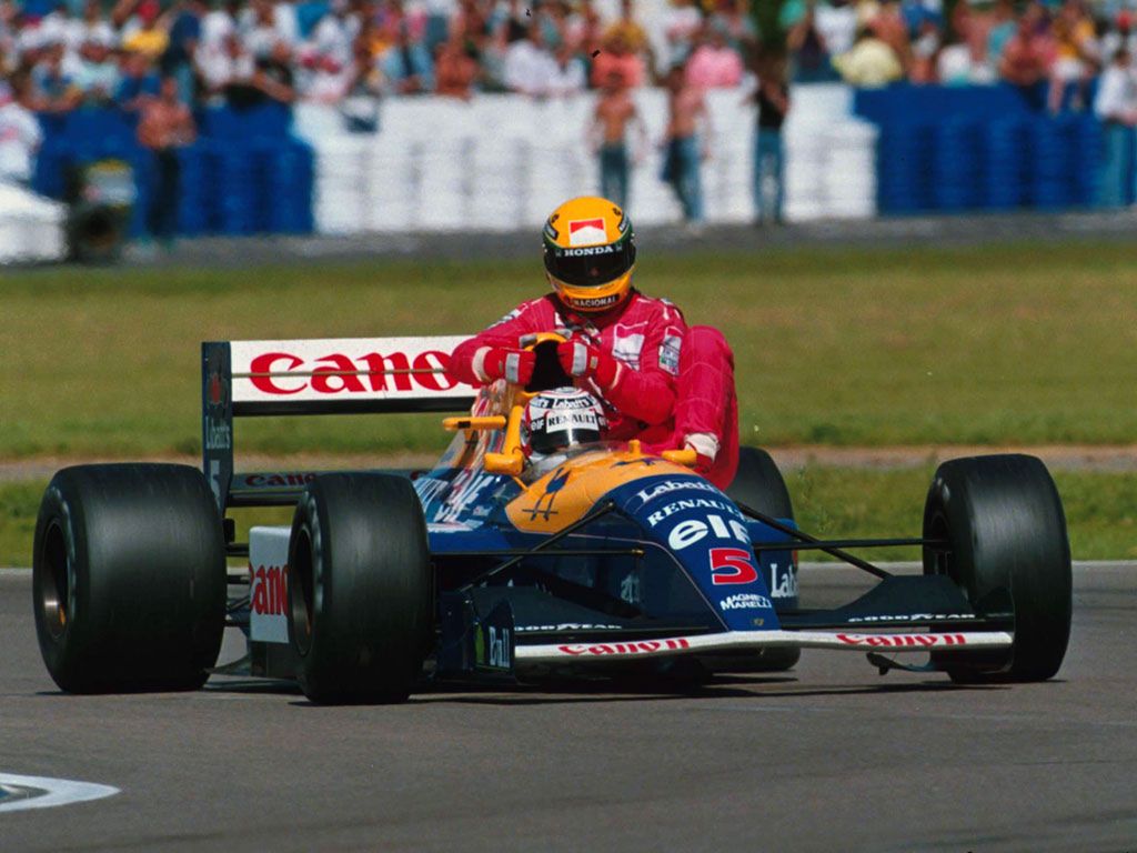Nigel Mansell podwozi Ayrtona Sennę