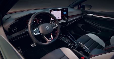 Volkswagen Golf po liftingu wraca z odświeżoną twarzą i przyciskami na kierownicy