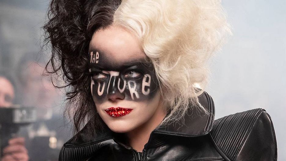 Emma Stone jako Cruella.