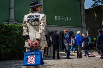 Ekspertka o udziale Rosji w Biennale. "Jak uchylenie drzwi przed złodziejem"