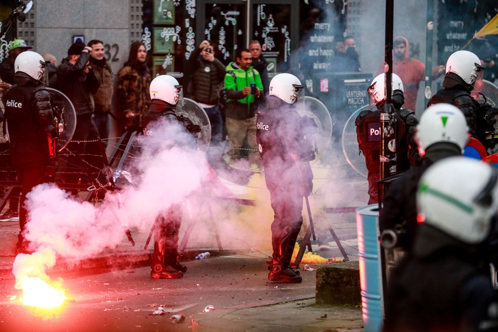 Protesty w Brukseli przeciwko obostrzeniom antycovidowym. 