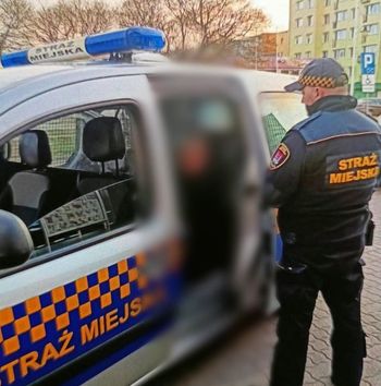 Zagubiona seniorka na ulicy Miodowej w Płocku. Pomogli jej strażnicy miejscy