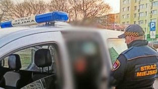 Zagubiona seniorka na ulicy Miodowej w Płocku. Pomogli jej strażnicy miejscy