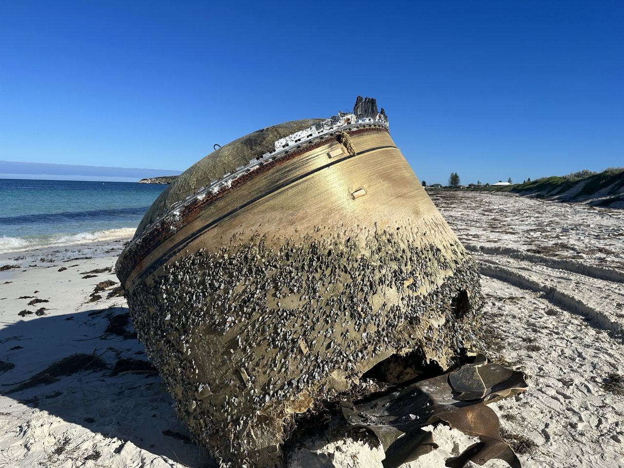 Australijska Agencja Kosmiczna: Dziwny obiekt na plaży przy Jurien Bay to część indyjskiej rakiety