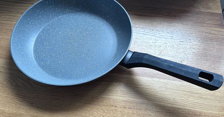 Masz teflonową patelnię? Lepiej nie porysuj. Naukowcy ostrzegają