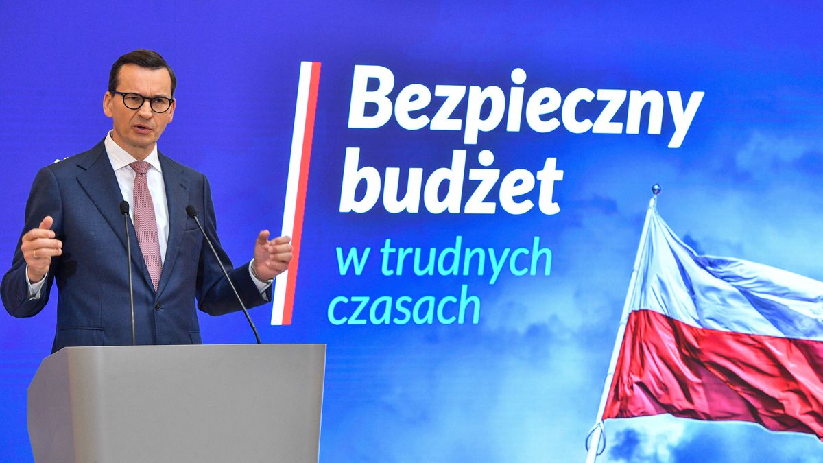 Warszawa, 24.08.2023. Premier Mateusz Morawiecki podczas wypowiedzi dla mediów po zakończonym posiedzeniu Rady Ministrów, 24 bm. w siedzibie KPRM w Warszawie. Rząd przyjął projekt ustawy budżetowej na 2024 r. (jm) PAP/Radek Pietruszka