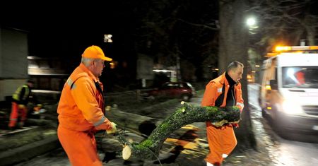 Wichury nad Polską. Zerwane dachy, ranni i prawie 5 tys. interwencji