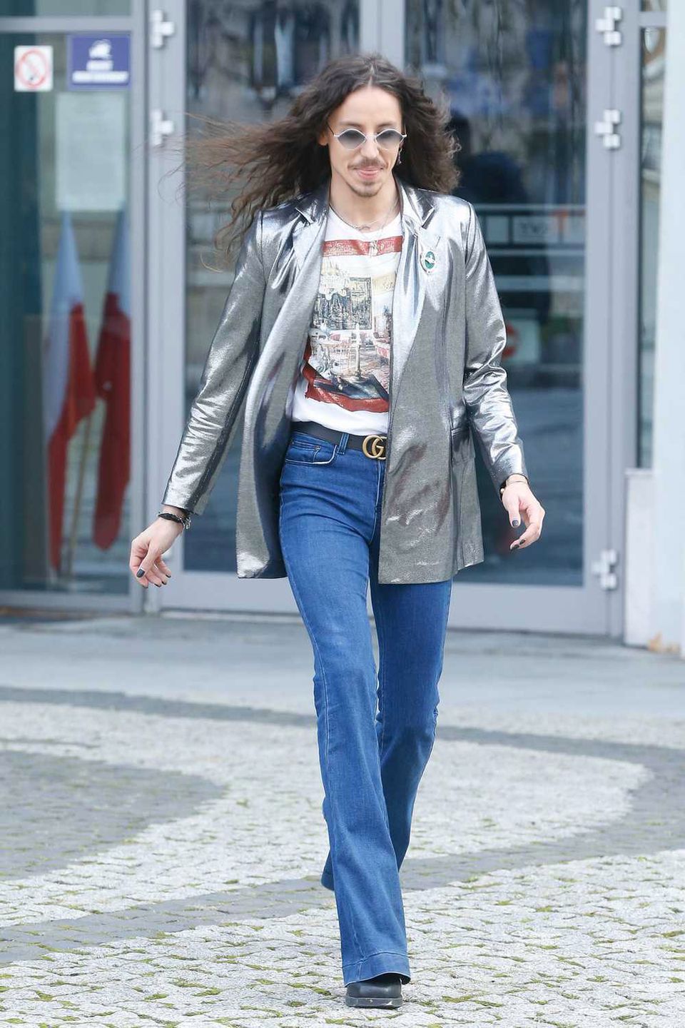 Michał Szpak w srebrnej marynarce