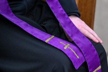 Molestował podczas korepetycji. Ksiądz Janusz Z. usłyszał zarzuty