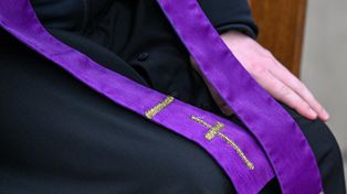 Molestował podczas korepetycji. Ksiądz Janusz Z. usłyszał zarzuty