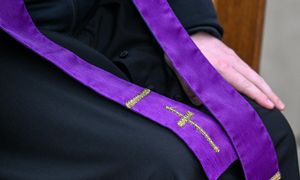 Molestował podczas korepetycji. Ksiądz Janusz Z. usłyszał zarzuty