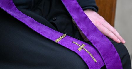 Molestował podczas korepetycji. Ksiądz Janusz Z. usłyszał zarzuty