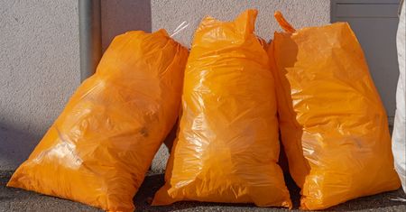 Pomarańczowe worki na śmieci w kolejnej gminie. Co do nich wrzucić?
