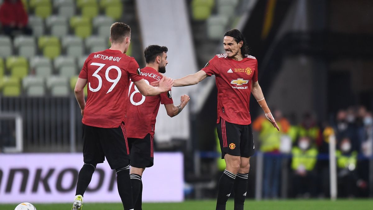 PAP / Marcin Gadomski / Na zdjęciu: Scott McTominay i Bruno Fernandes gratulują zdobycia gola Edinsonowi Cavaniemu