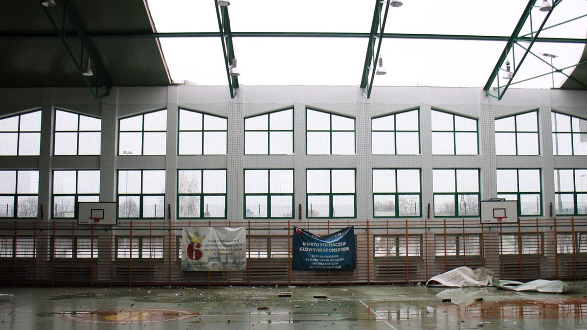 Wichura zerwała dach szkolnej hali sportowej w Sochaczewie