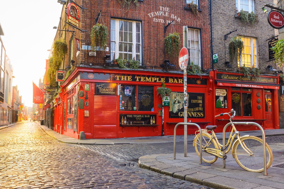 Dzielnica Temple Bar w Dublinie to miejsce, które przyciąga turystów