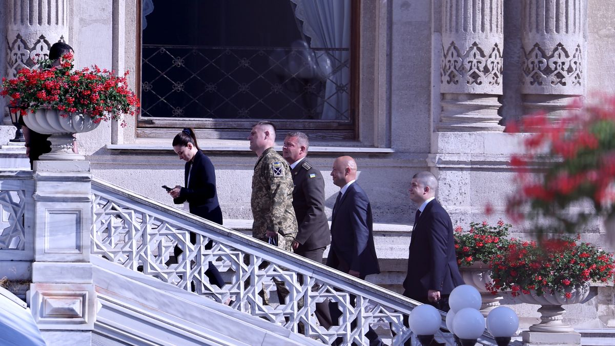 Ukraine, Russia meet in Turkey for peace talks
epa12256048 Members of the Ukrainian delegation arrive at Ciragan Palace for a new round of peace talks between Russia and Ukraine, Istanbul, Turkey, 23 July 2025.  EPA/TOLGA BOZOGLU 
Dostawca: PAP/EPA.
TOLGA BOZOGLU
talks, palace