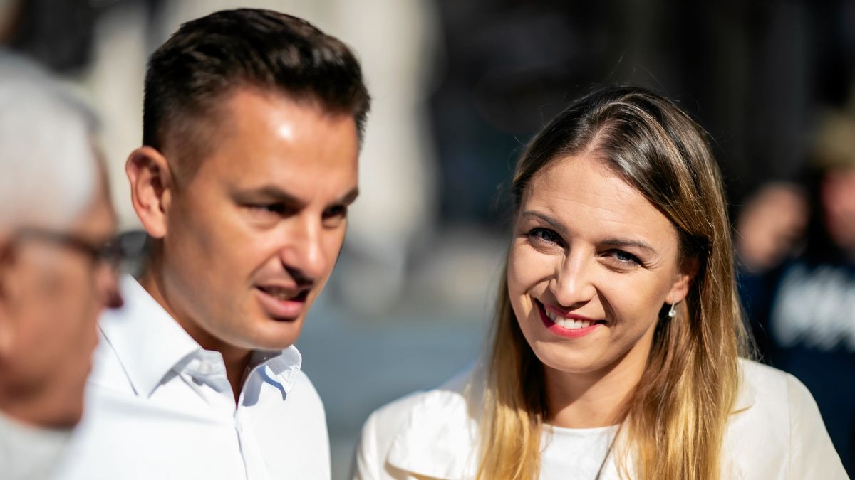 Konferencja prasowa Koalicji Obywatelskiej w Toruniu
24.09.2023 Torun , Rynek Staromiejski . podczas konferencji prasowej Koalicji Obywatelskiej pod haslem '' Kobiety na wybory '' . 
Arkadiusz Myrcha .
Kinga Gajewska .
Fot. Maciej Wasilewski / Agencja Wyborcza.pl
Fot. Maciej Wasilewski / Agencja Wyborcza.pl
kampania wyborcza, kandydaci, kandydat, kandydatka, kandydatki, koalicja obywatelska, kobieta, kobiety, konferencja prqsowa, okreg nr 5, platforma obywatelska, polityczka, polityk, polityka, portret, posel, poslanka, prawa kobiet, wybory, wybory do sejmu, konferencje, prasowa, koalicja, obywatelska, ko, po, platoforma, haslo, kampania, wyborcza, parlamentarna