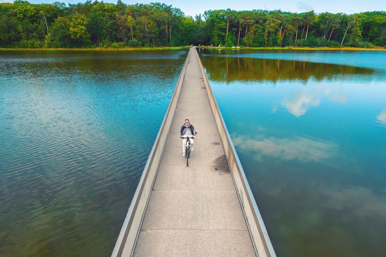 ścieżka rowerowa przez środek jeziora w Belgii, fot. Getty Images