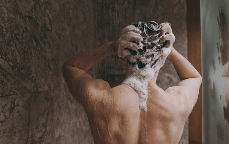 Kwas laurynowy można dodawać do ulubionych kosmetyków, np. szamponu do włosów.