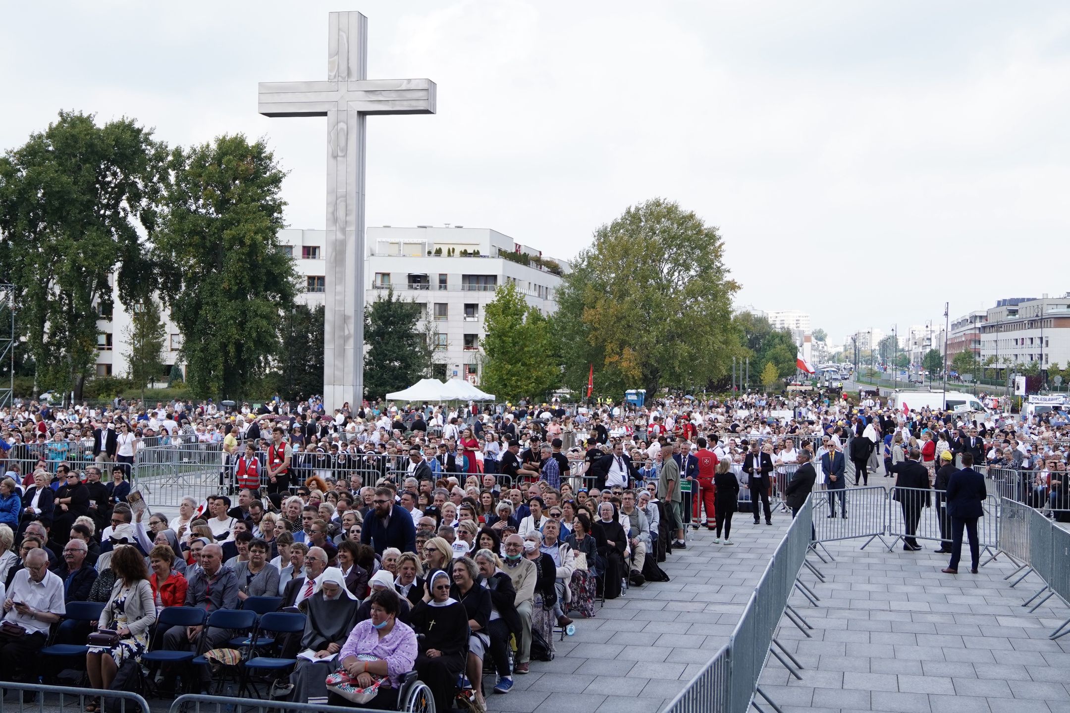 Warszawa. Wierni przed Świątynią Opatrzności Bożej