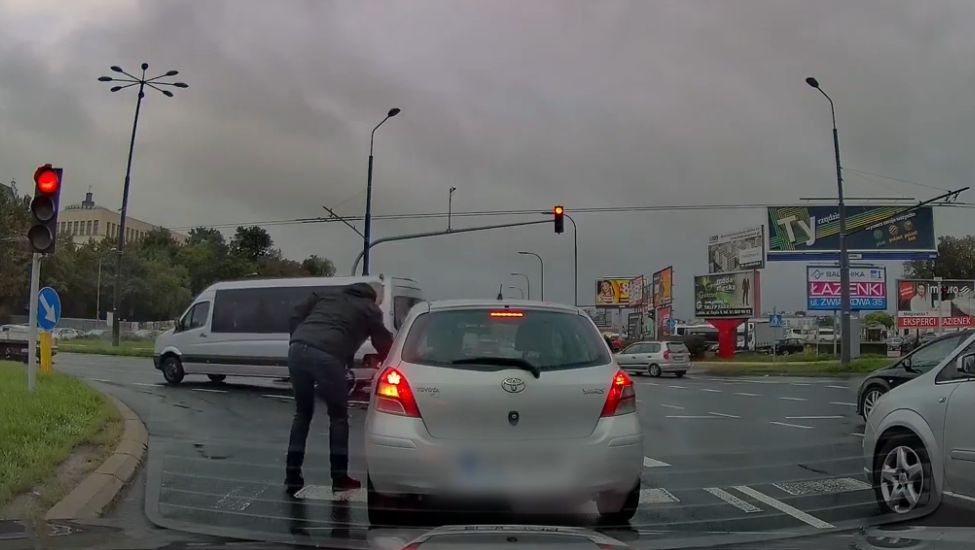 Lublin. Pani "wypadł" niedopałek papierosa przez okno. Pomógł uczynny kierowca 