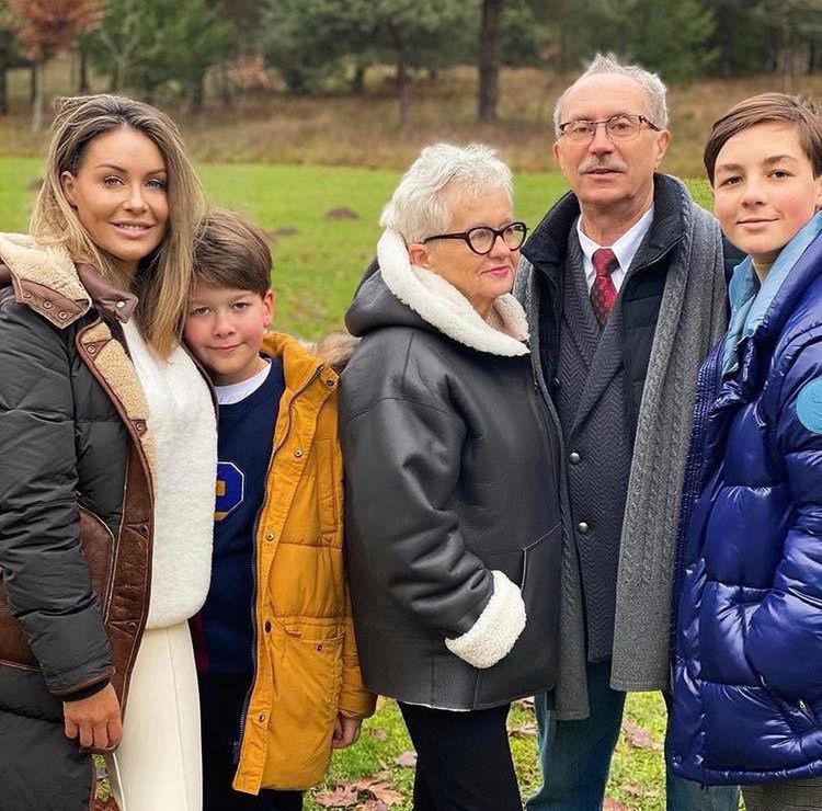 Małgorzata Rozenek i Radosław Majdan na spacerze z dziećmi i rodzicami
