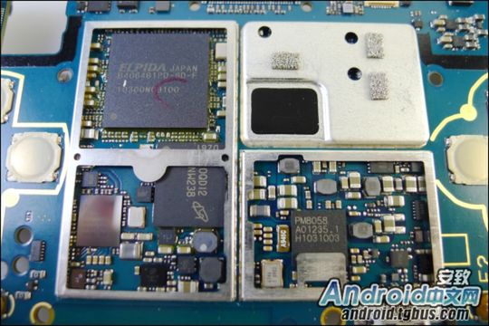 Sony Ericsson Xperia Play rozebrany na części pierwsze [galeria] 15