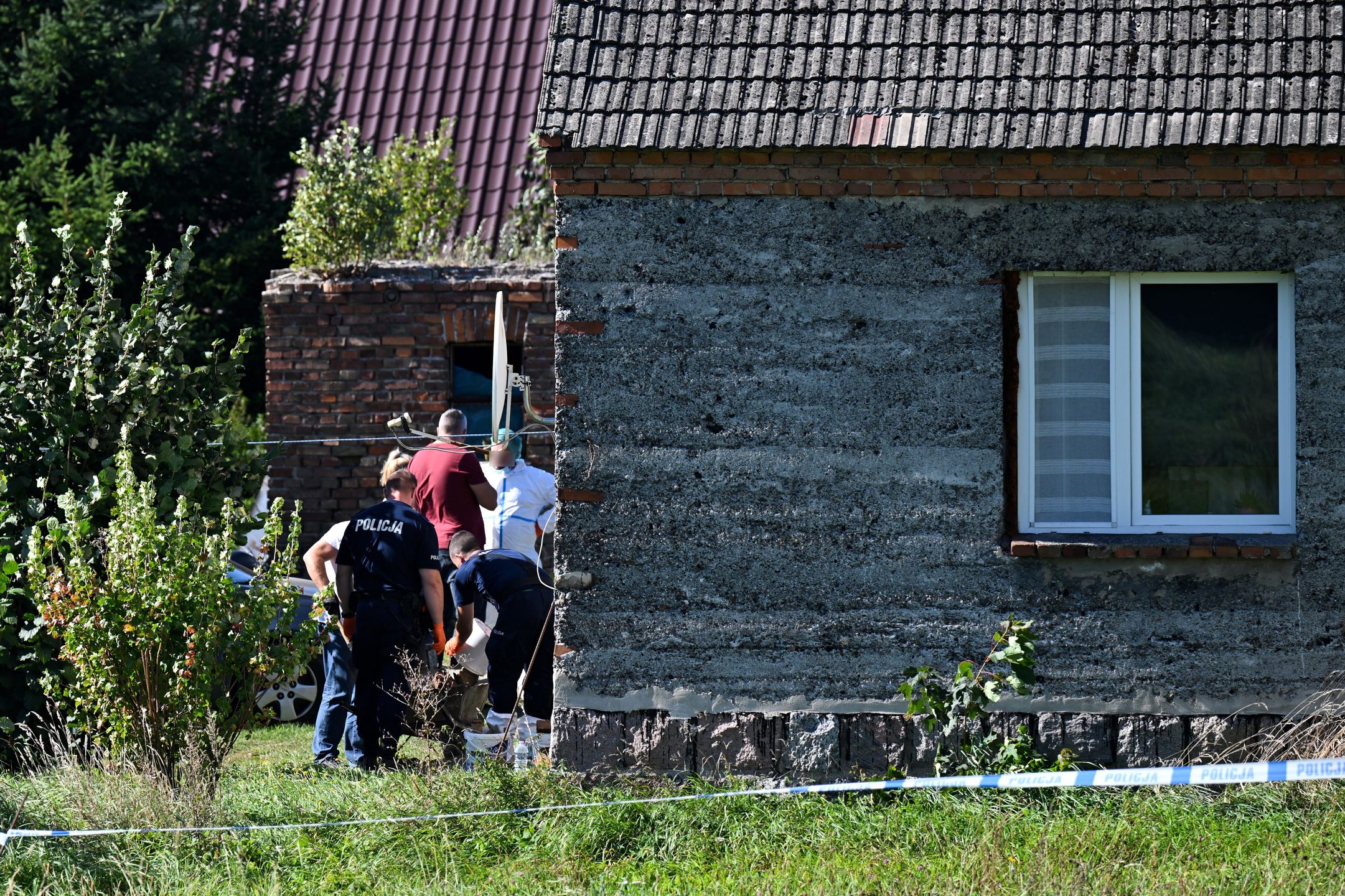 Czerniki (woj. pomorskie), 16.09.2023. Miejsce, w którym odkryto ciała trzech noworodków w piwnicy domu w Czernikach w gminie Stara Kiszewa na Kaszubach, 16 bm. (aldg) PAP/Adam Warżawa*** Zdjęcie do depeszy PAP pt. "Pomorskie/ Zarzuty zabójstwa dla 20-latki z Kaszub; policja odkryła ciało trzeciego noworodka" ***