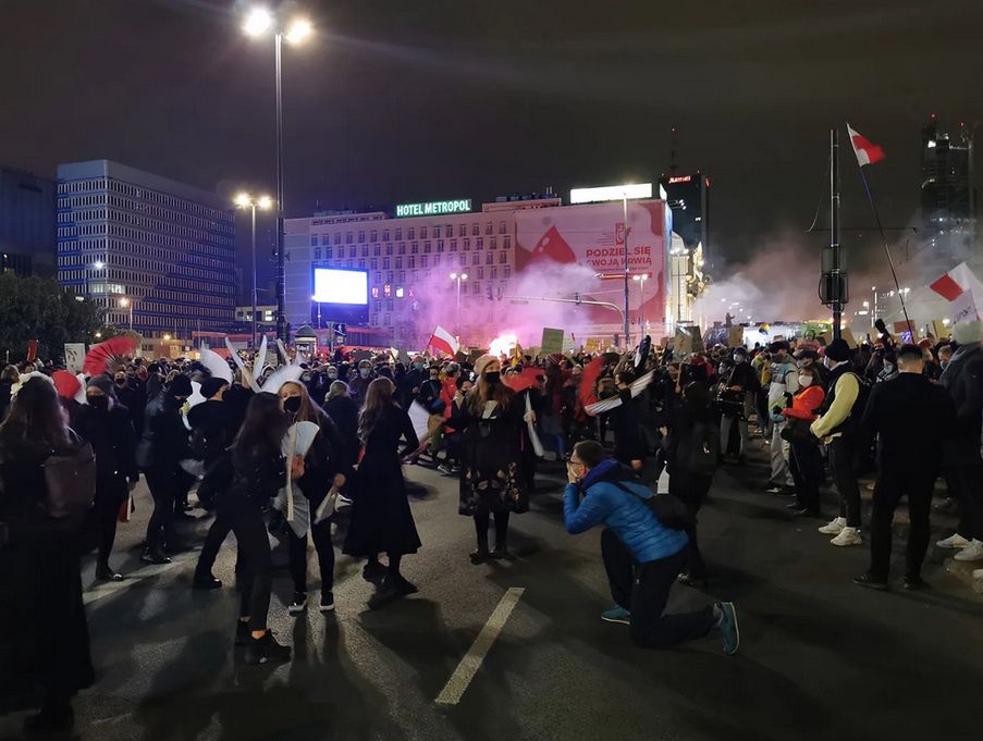 Tłumy w okolicach ronda Dmowskiego