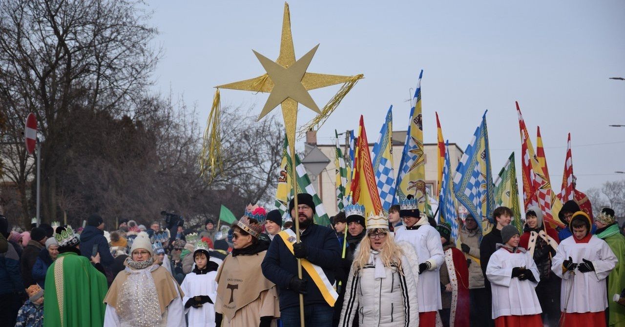 Zduńska Wola: Barwy i radosny Orszak Trzech Króli 2026 przyciągnął wielu mieszkańców miasta i powiatu