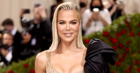 "Naturalna" Khloe Kardashian pozuje na jachcie w czarnym bikini. W końcu nie majstrowała przy zdjęciu? (FOTO)
