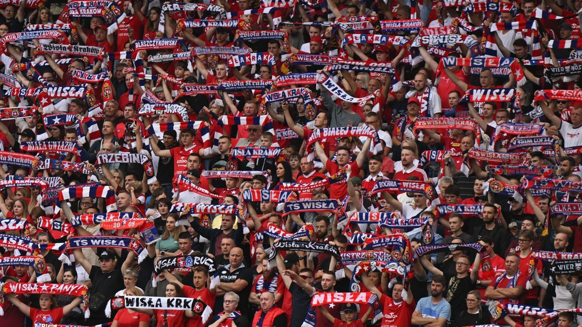 Zdjęcie okładkowe artykułu: Getty Images / Artur Widak/NurPhoto / Na zdjęciu: kibice Wisły Kraków