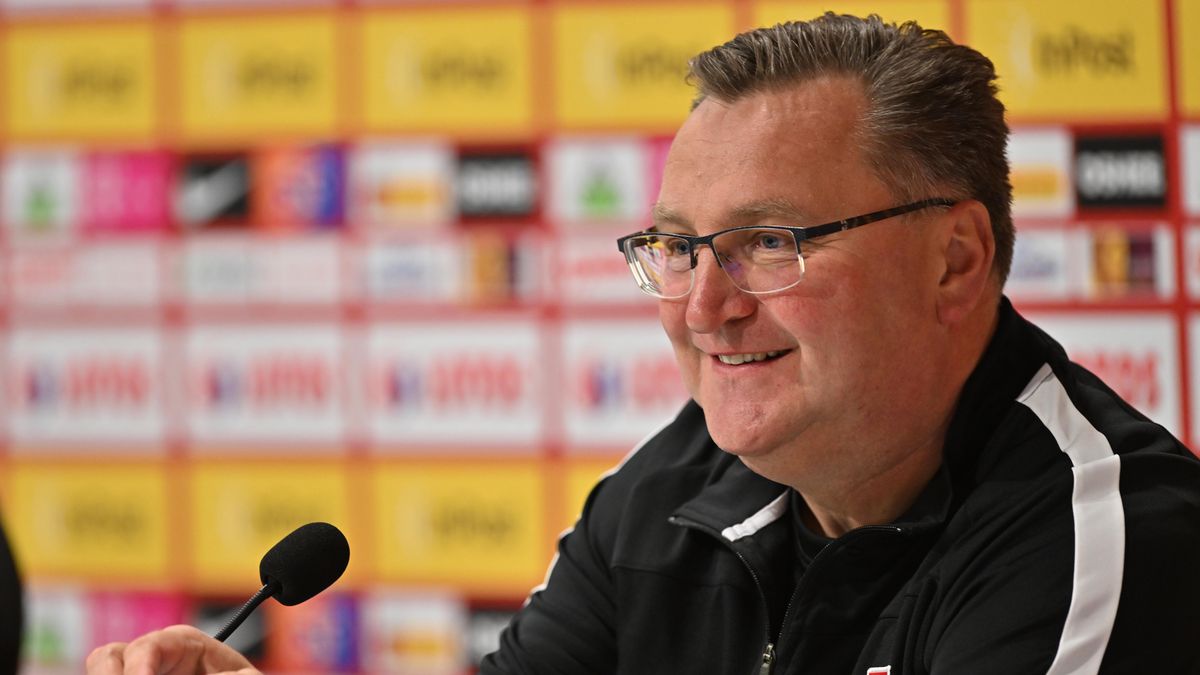 Wrocław, 31.05.2022. Selekcjoner piłkarskiej reprezentacji Polski Czesław Michniewicz podczas konferencji prasowej we Wrocławiu, 31 bm. Polacy przygotowują się do jutrzejszego meczu Ligi Narodów z Walią. Poza wyspiarzami, grupowym rywalem naszych zawodników będzie Belgia i Holandia. (js) PAP/Maciej Kulczyński